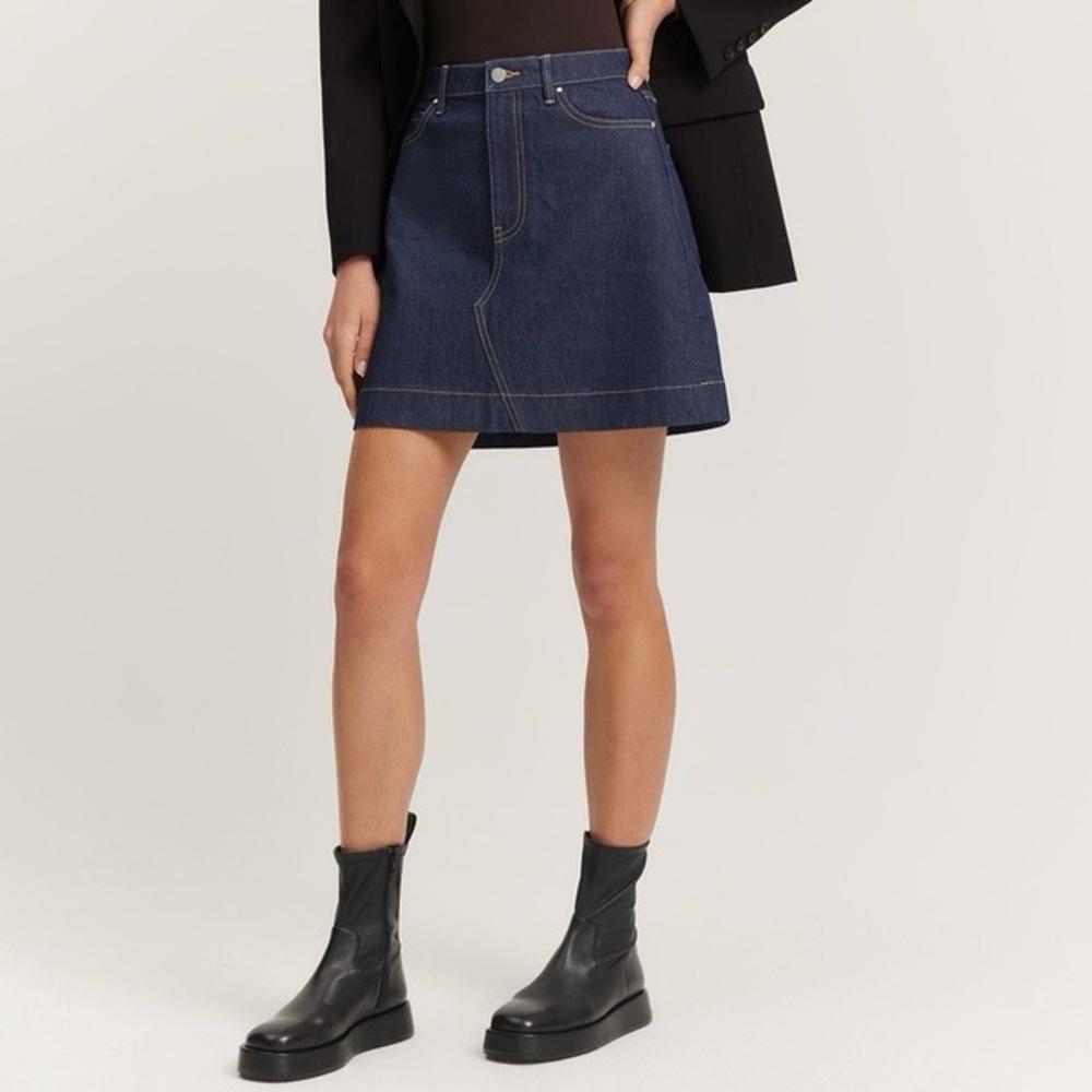 Victoria Beckham denim mini skirt. 💙